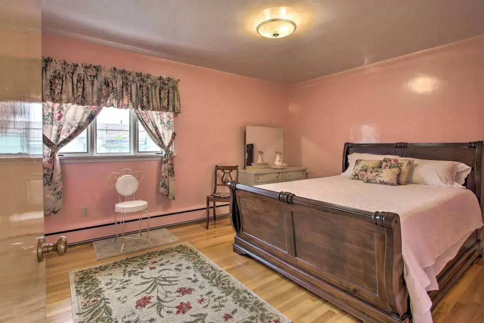 Nostalgic & Retro Anaconda Home, Walk to Town