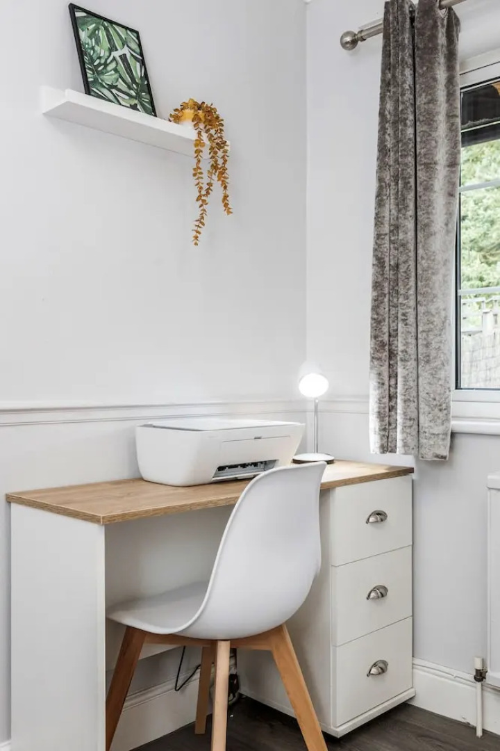 Ascot Pet Friendly 4 Bed House Parking