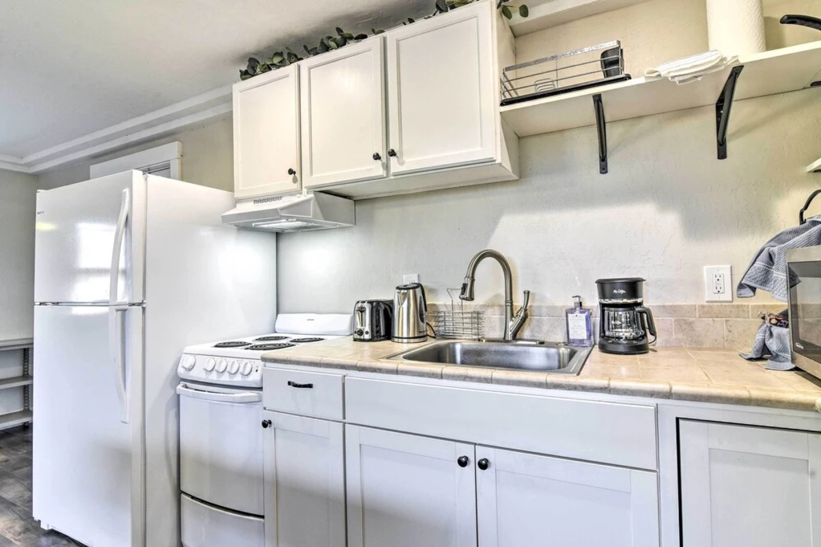 Well-appointed Milwaukie Home: Great Location