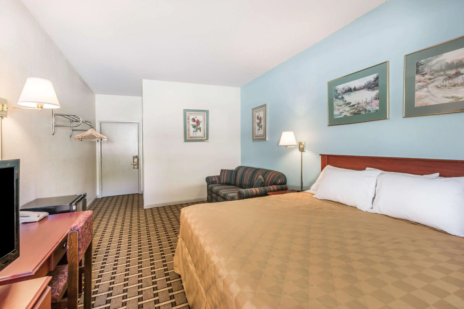 Super 8 by Wyndham Knoxville Downtown Area