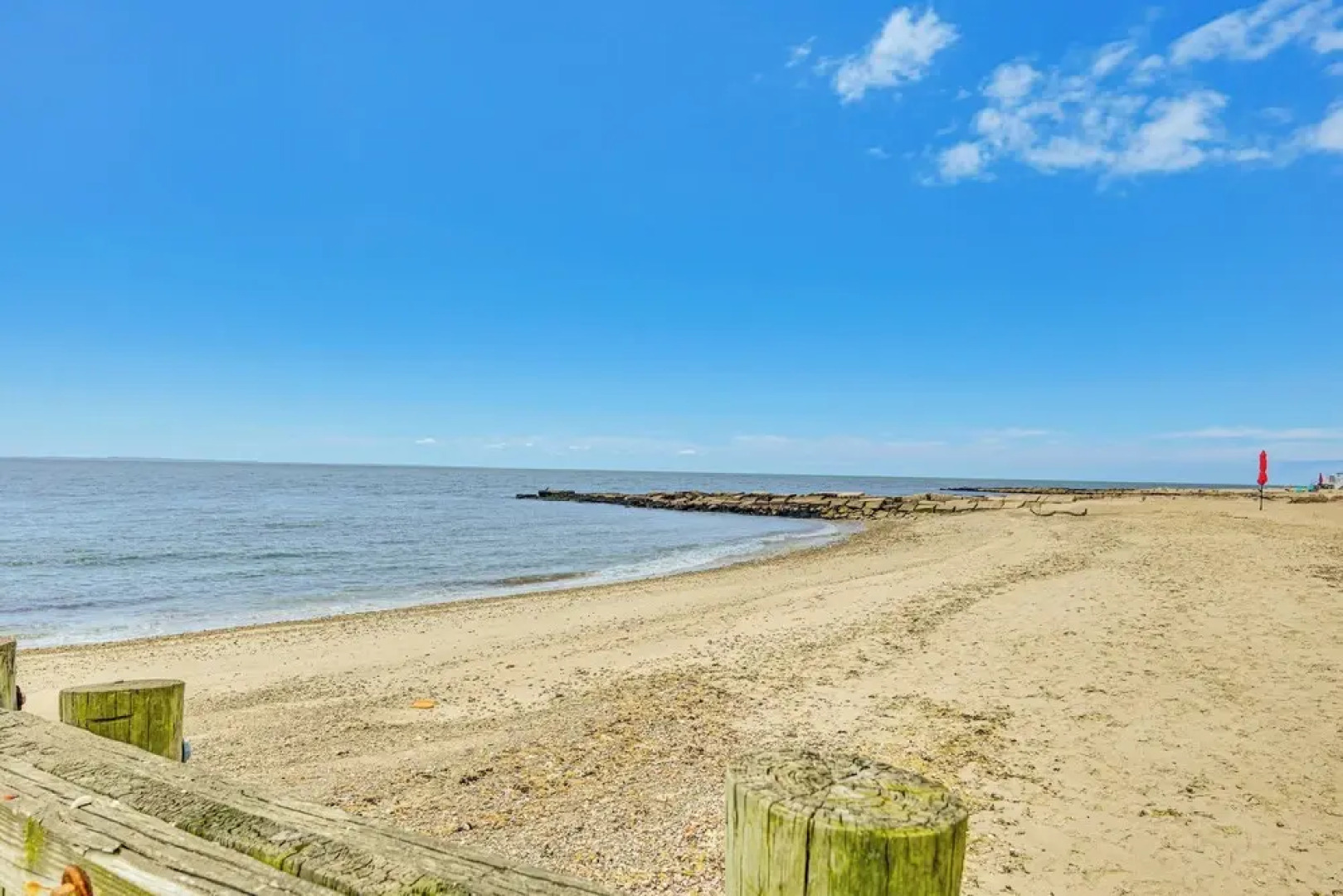 Inviting Beachfront Apartment in Hawk's Nest Beach
