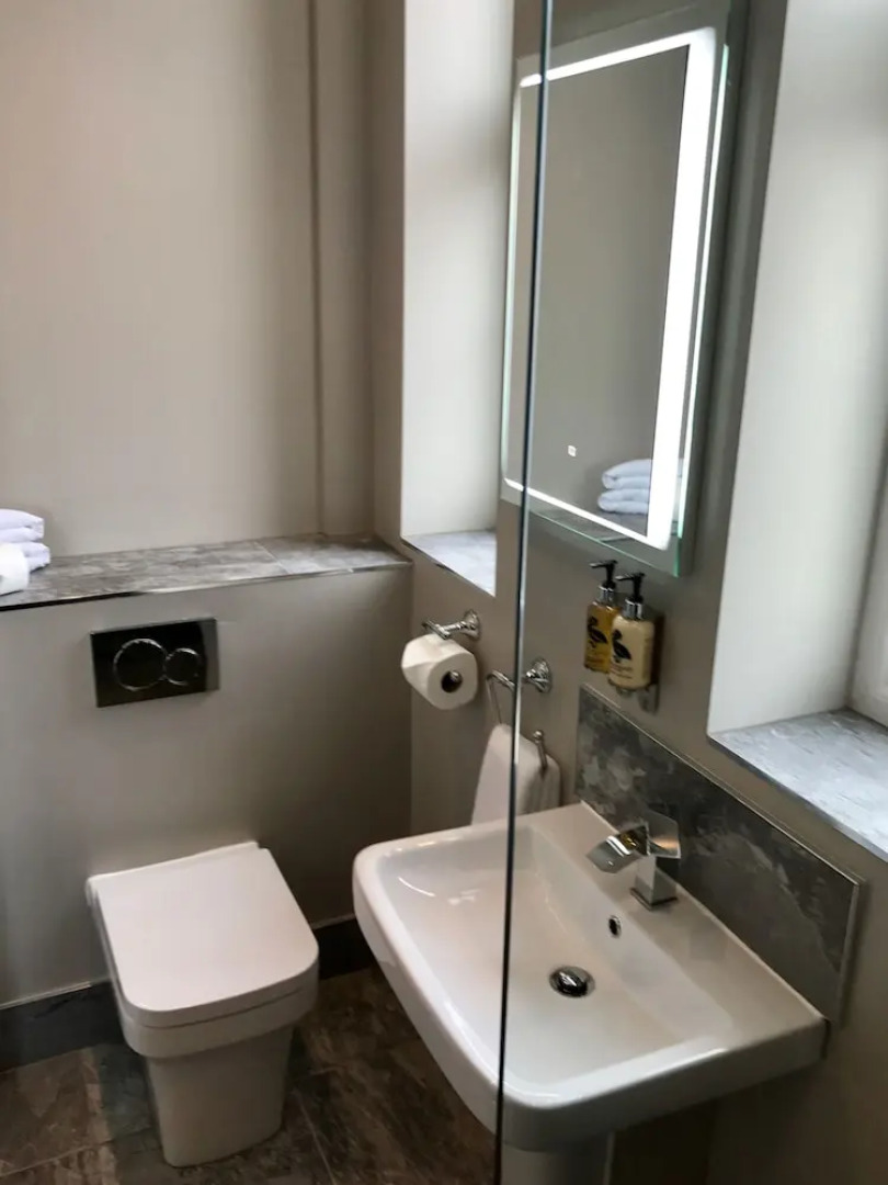 The Raven Hotel - Inn