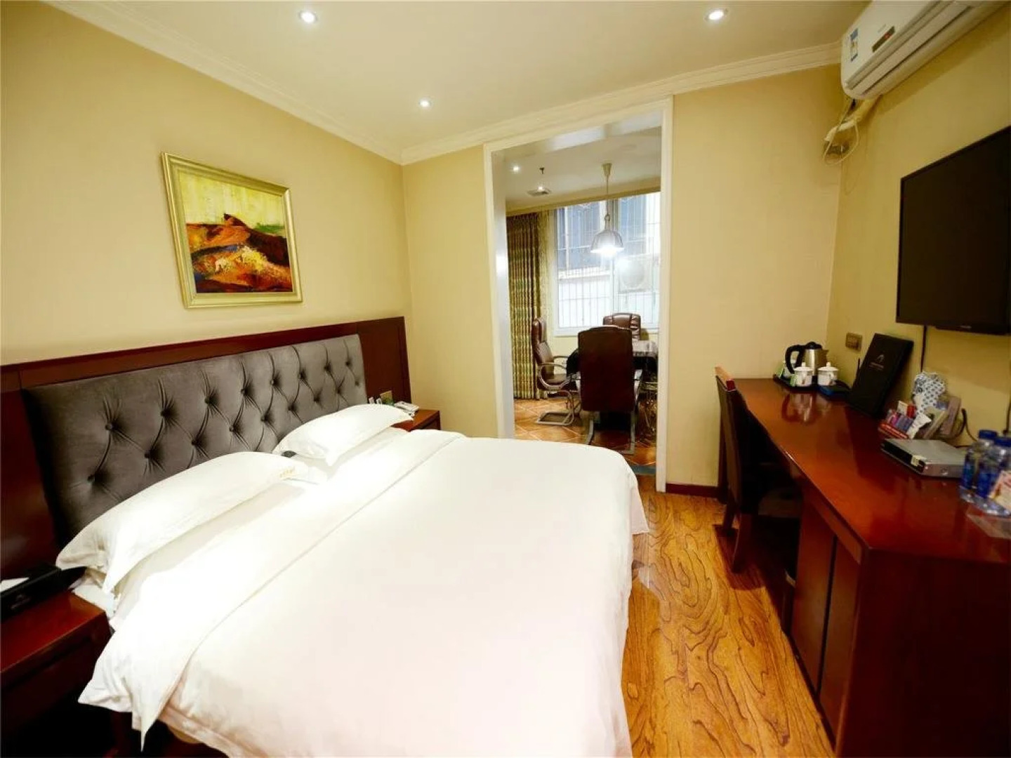 Dazhou Yimeijia Haitian Business Hotel