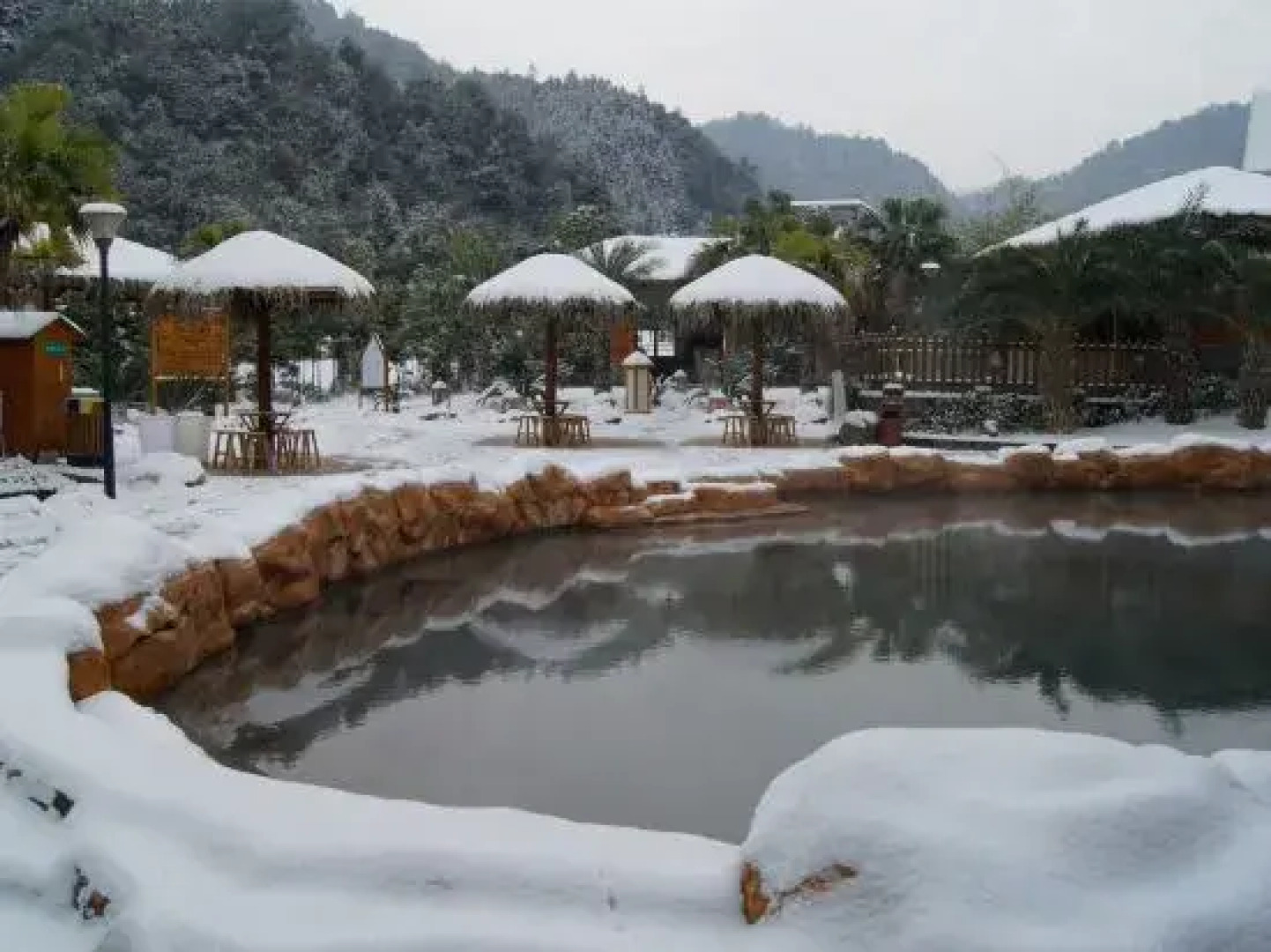 Xihai Hot Spring Holiday Hotel