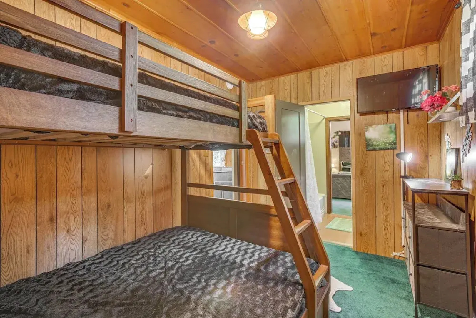 Cozy Crestline Cabin w/ Mountain-view Balcony!