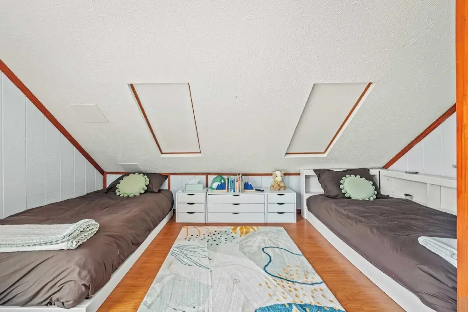 Stylish Renovated Home Open Layout, Coffee Bar + Near Hiking & Waterfalls