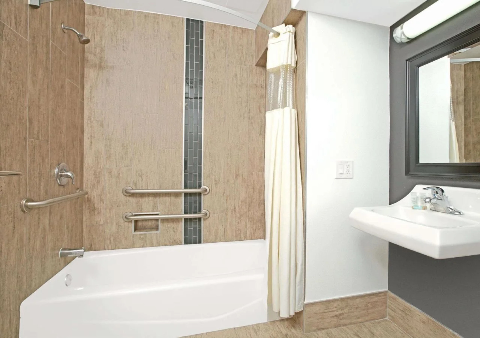 Travelodge by Wyndham LAX