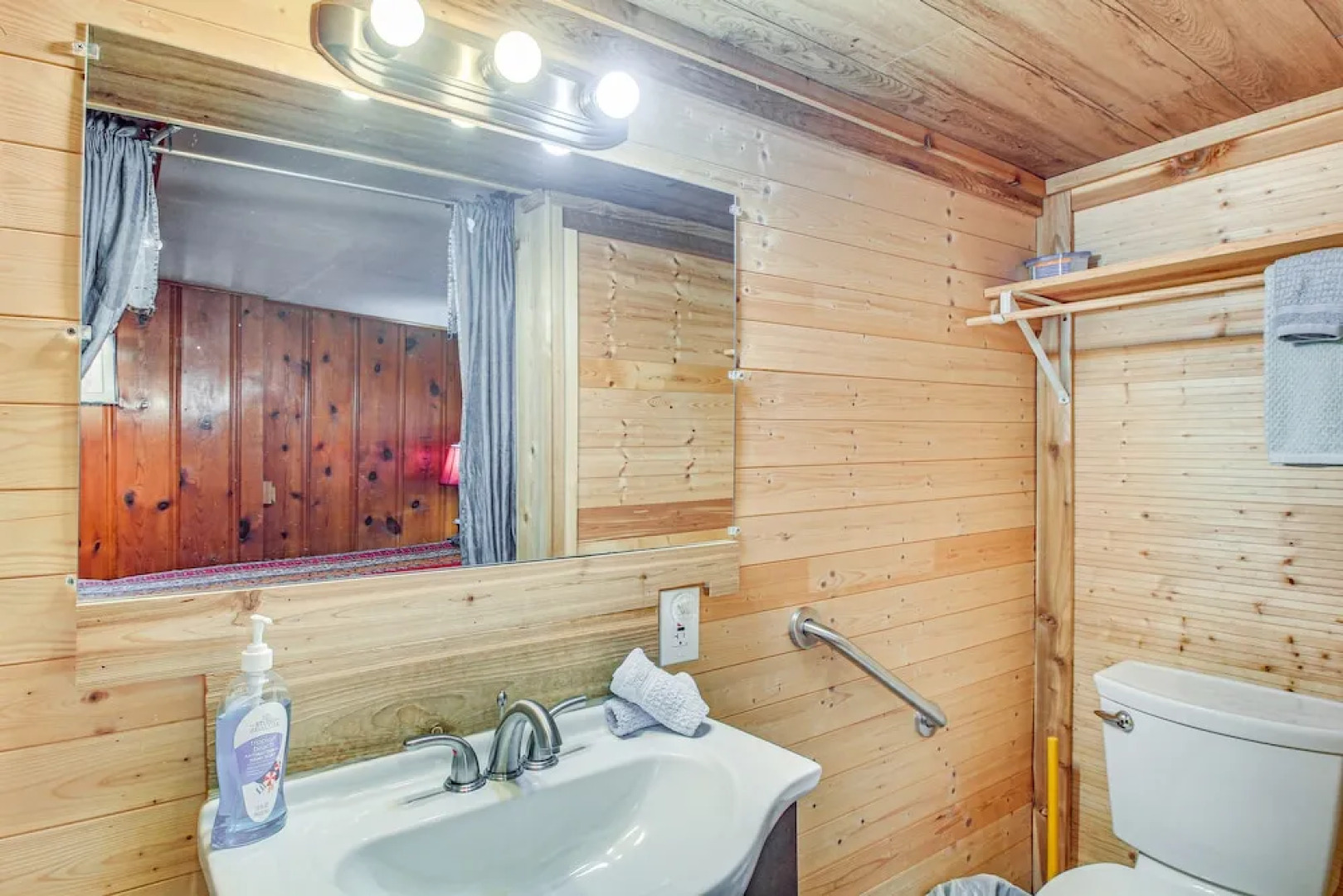 Medicine Park Getaway: Kayaks, Deck & Mtn Views!