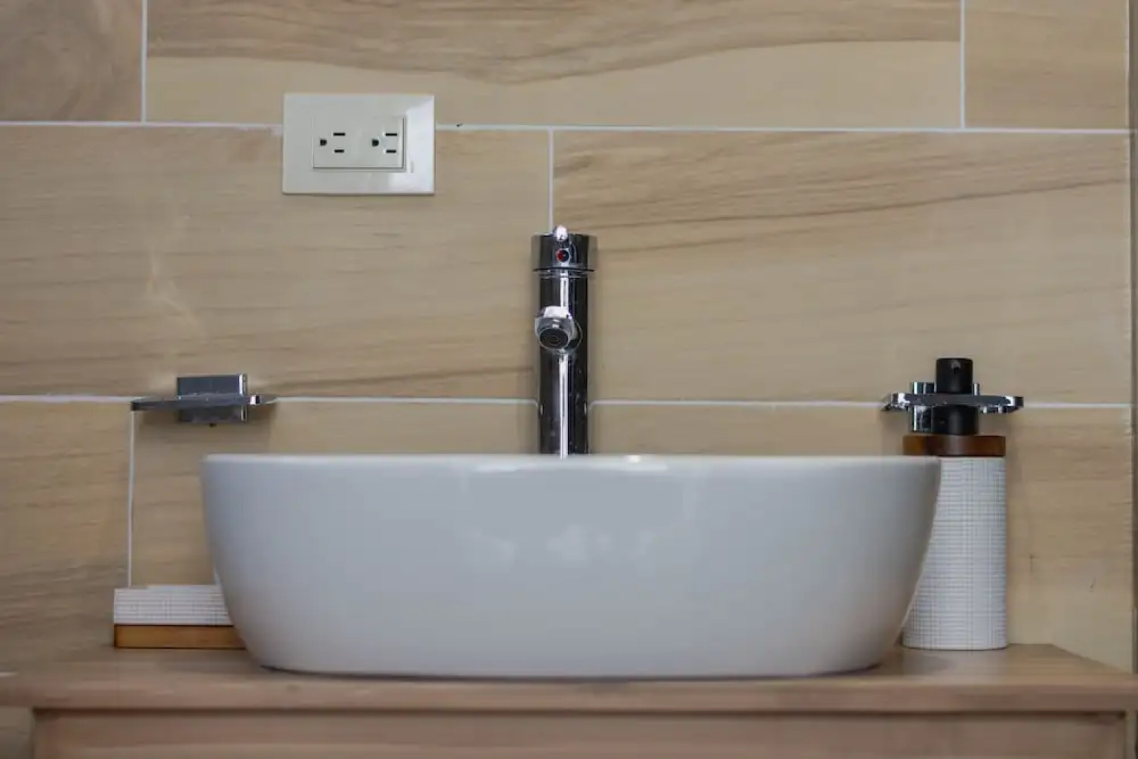 Modern Apt With free parking and AC 3brs