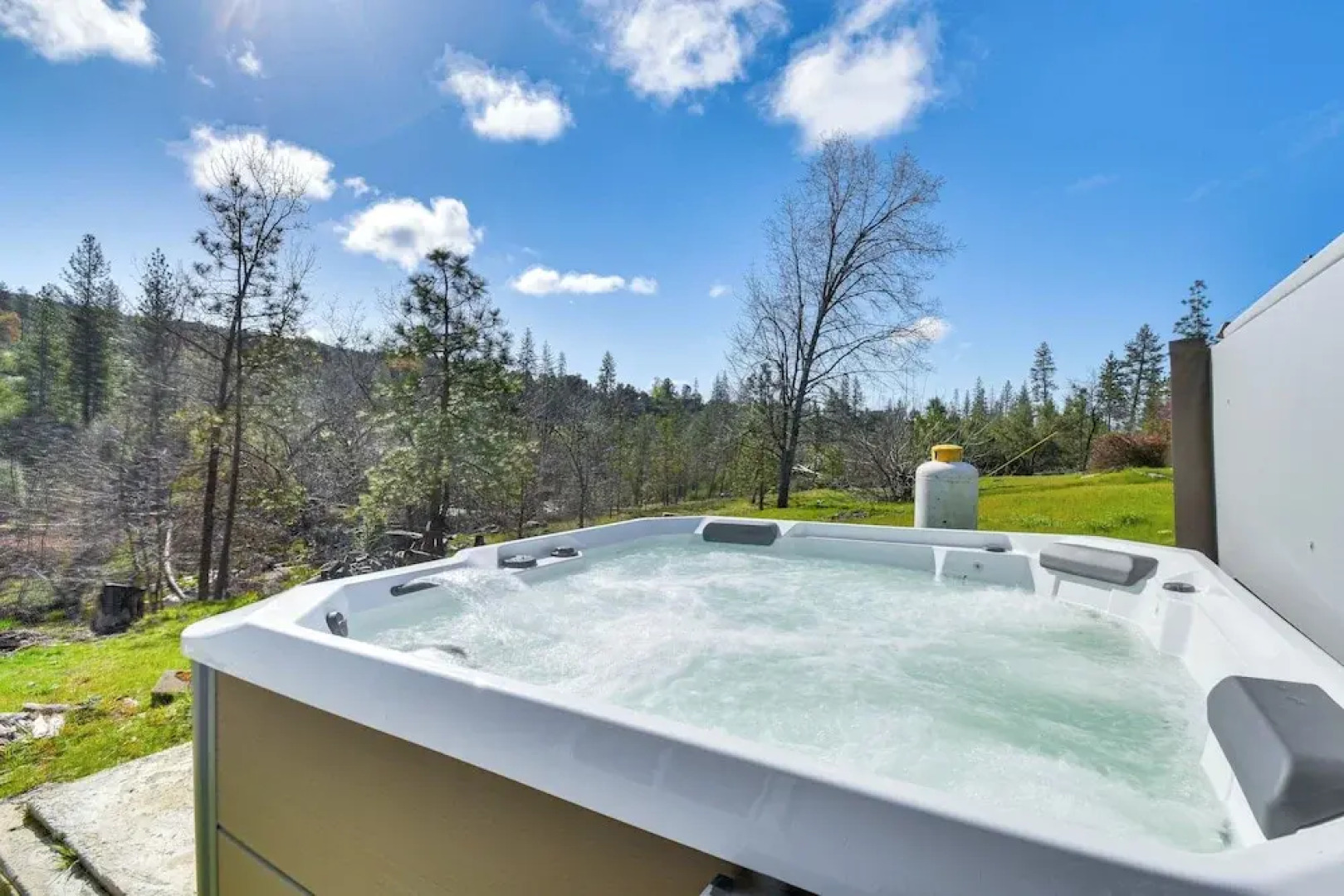 Waterfront Mariposa Hideaway: Hot Tub & Mtn Views!