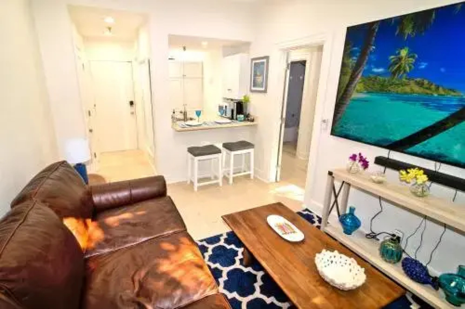 Tropical Beach Condo - Pool, Parking, 86" TV, WiFi