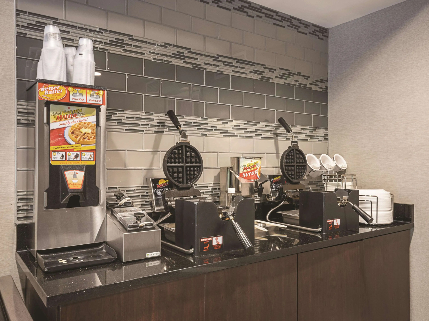 La Quinta Inn & Suites by Wyndham Hartford - Bradley Airport
