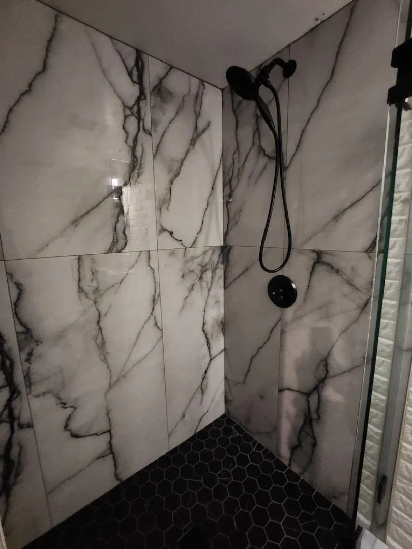 Exec Suite King Bed Hot Tub Gym Laundry