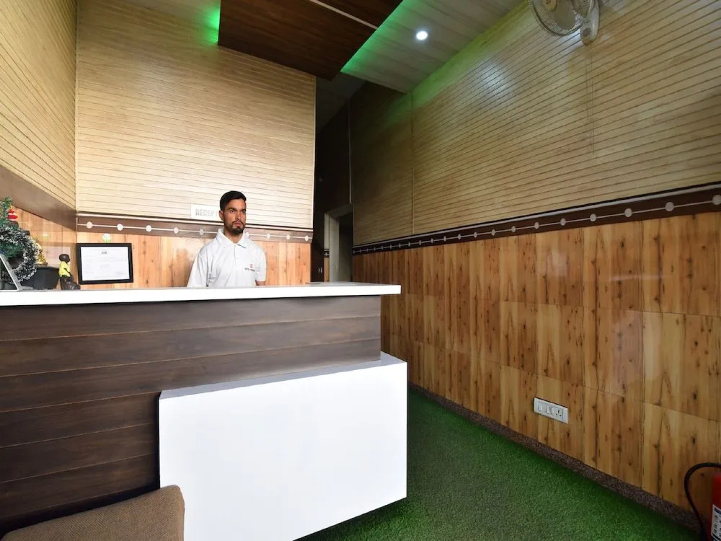 Oyo 28322 Hotel Paradise