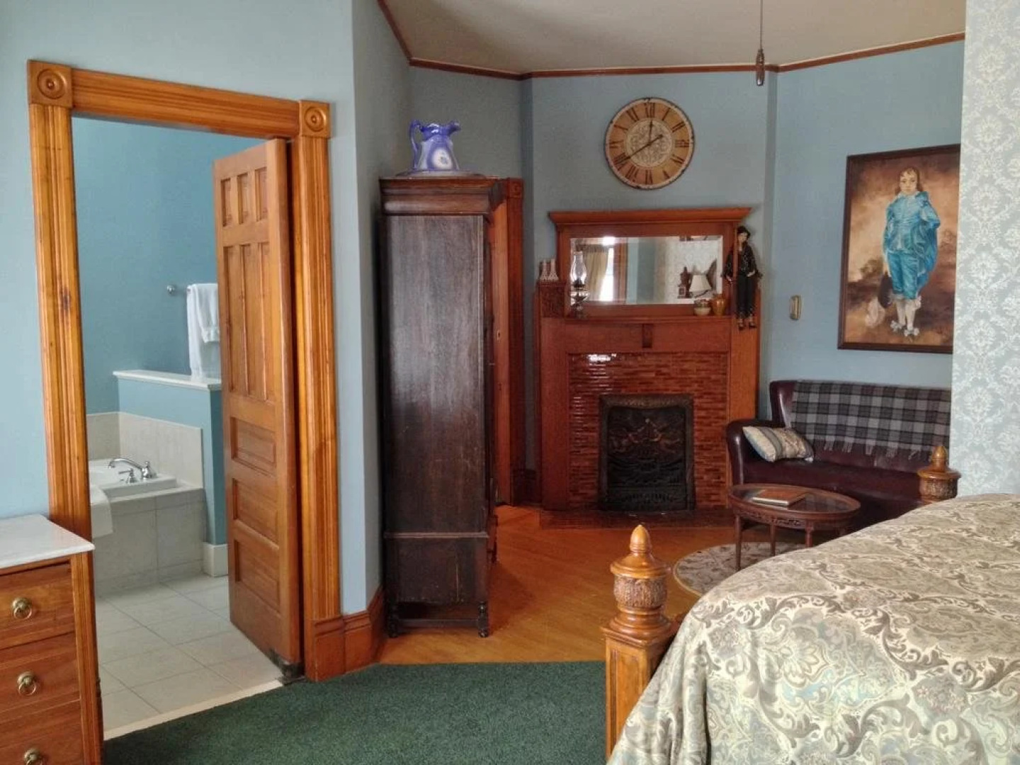 Historic Hutchinson House B&B