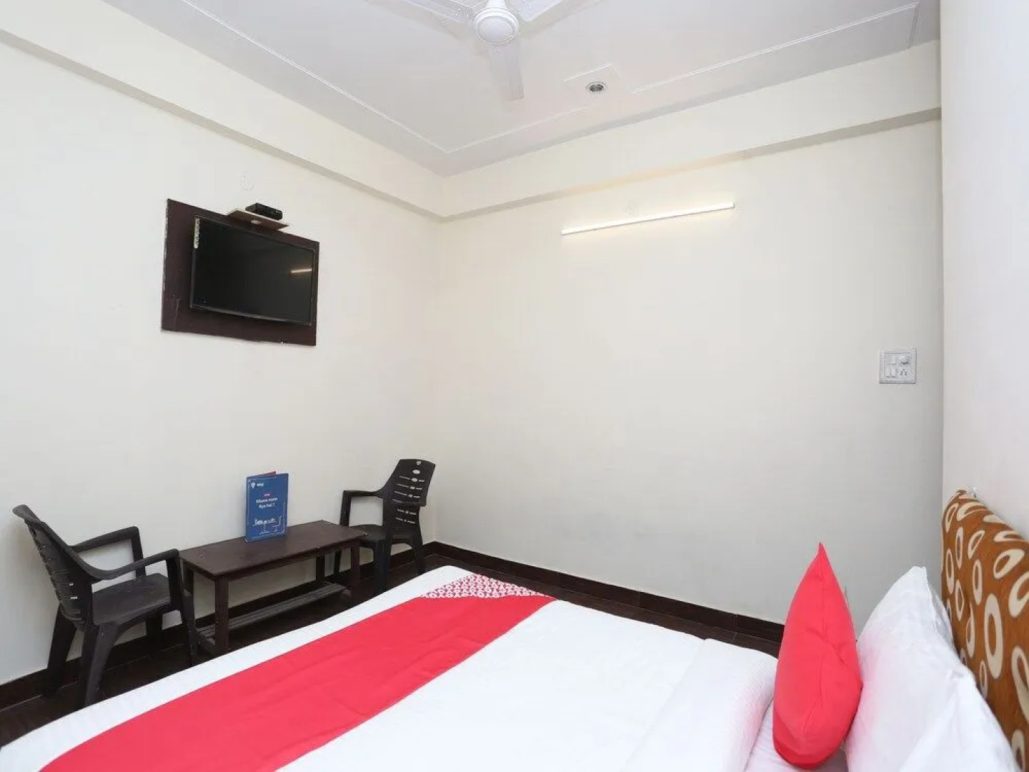 Oyo 30850 Hotel Hira