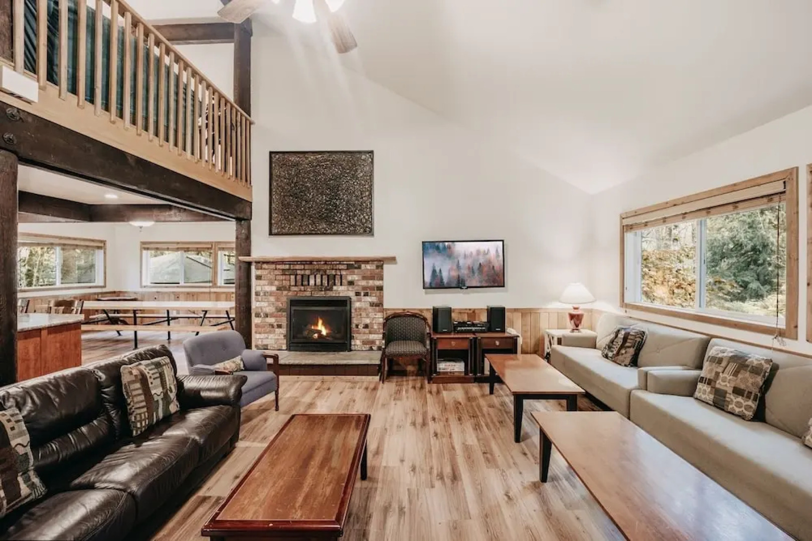 03mbh -12-bdrm - 3.5-bath - Wifi - Pets Ok - Sleeps 26 12 Bedroom Home by RedAwning