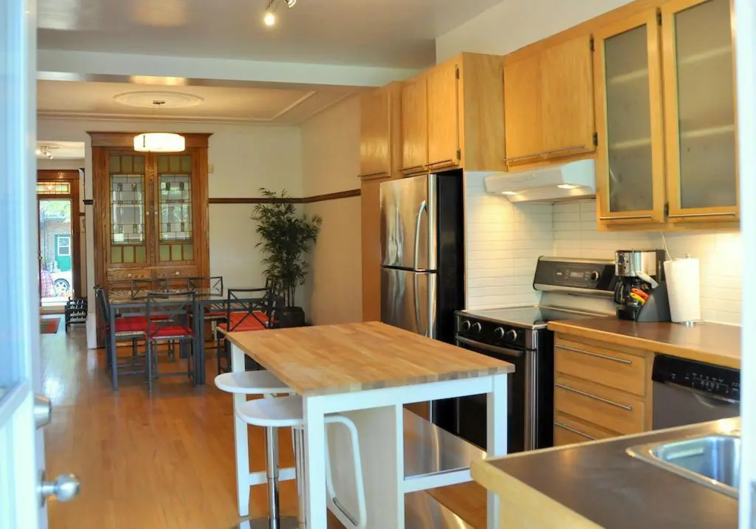 Le Laurier Cottage by HomeInMontreal