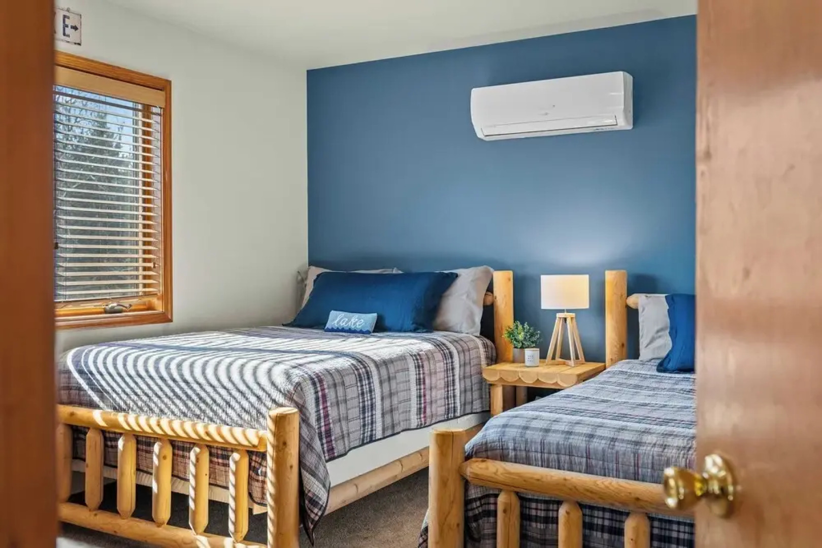 Lake View Chalet by Avantstay Lake Access + Deck