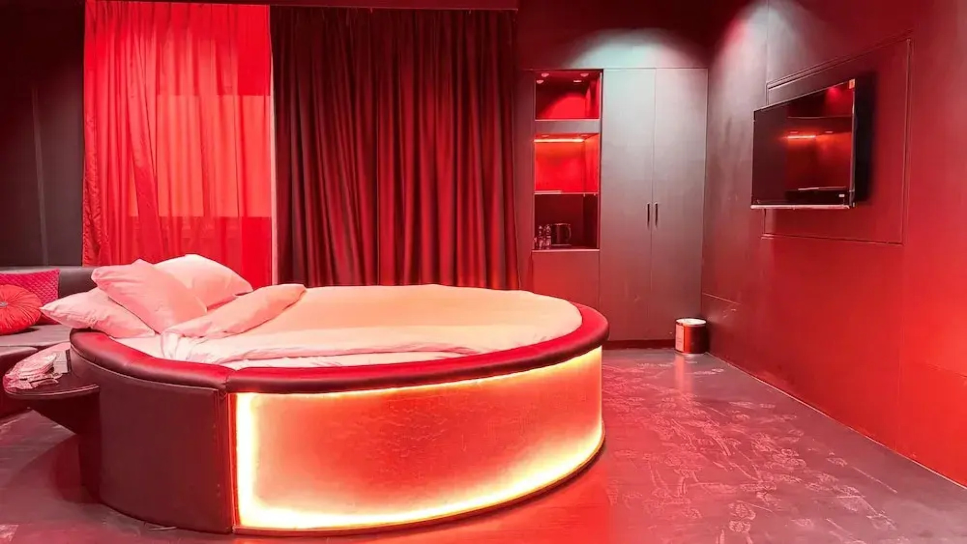 Royal Tulip Dancenter Suites Sharjah