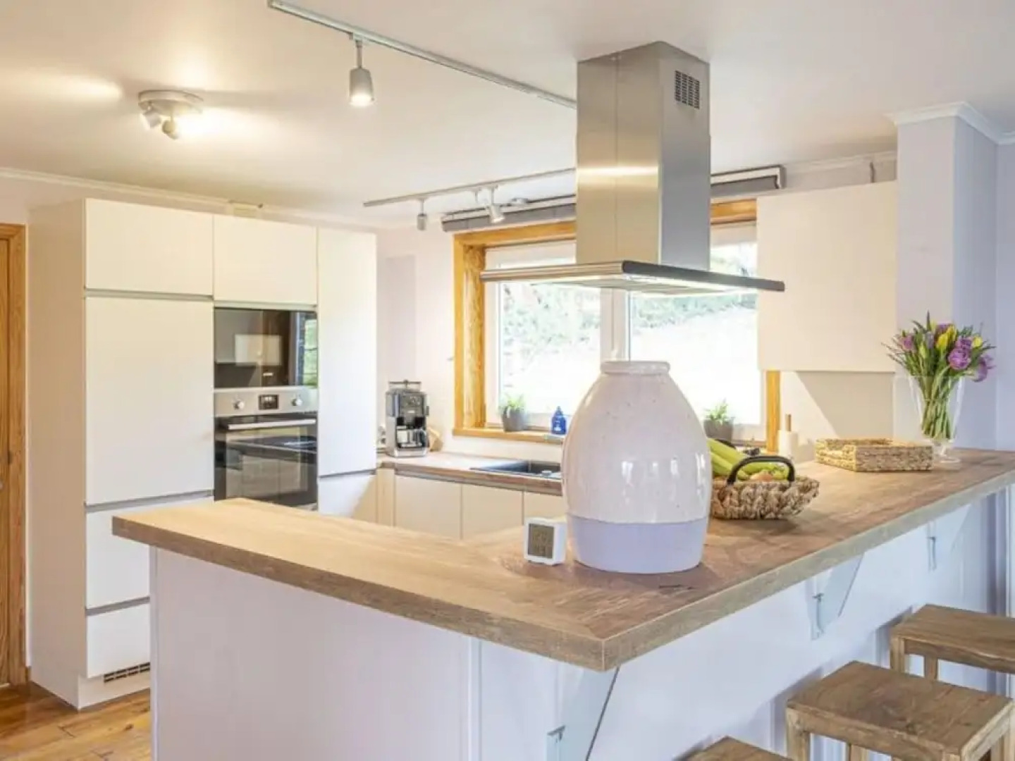 Quiet Villa with Hot Tub & Sauna