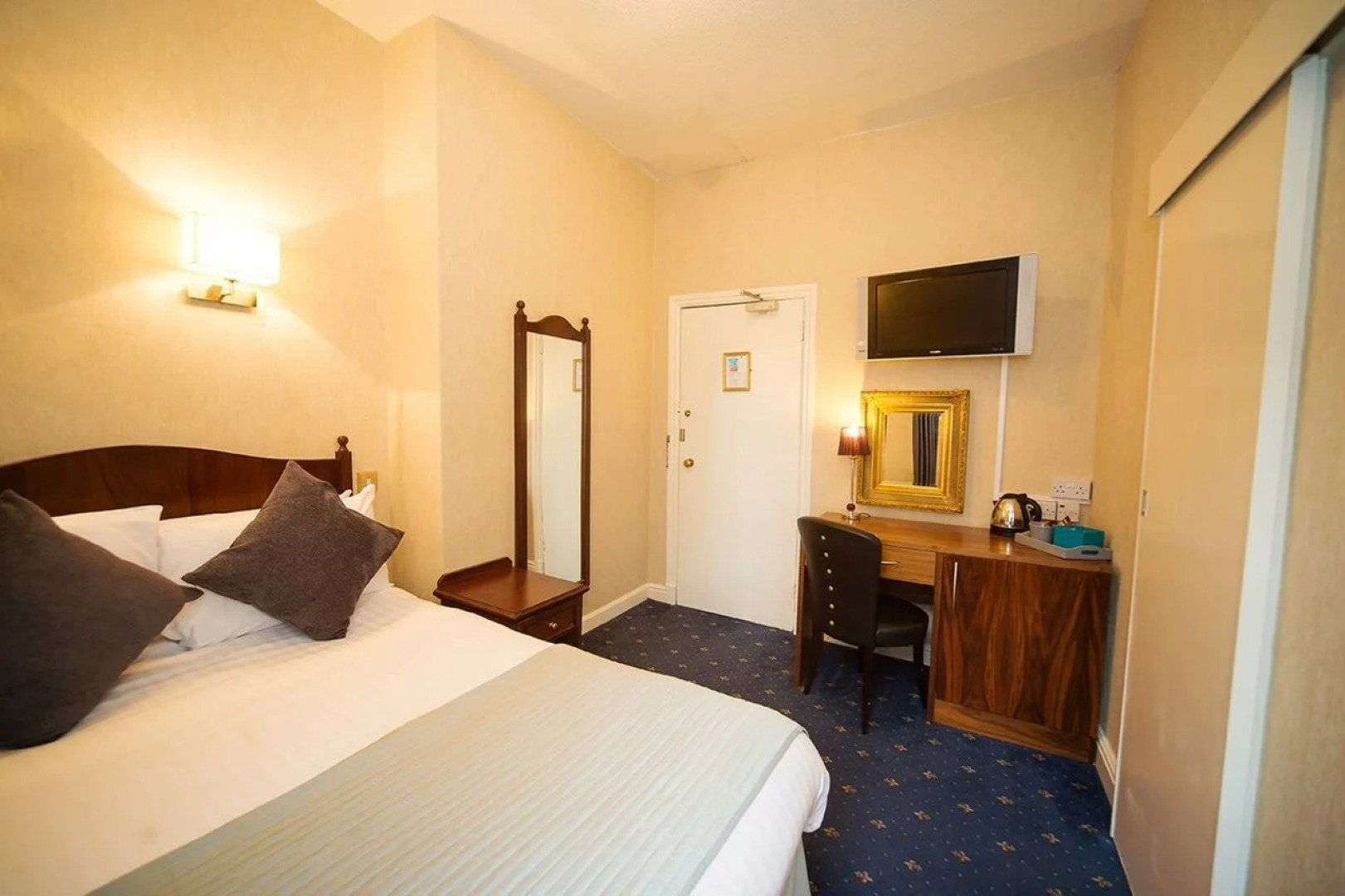 Hallmark Inn Chester