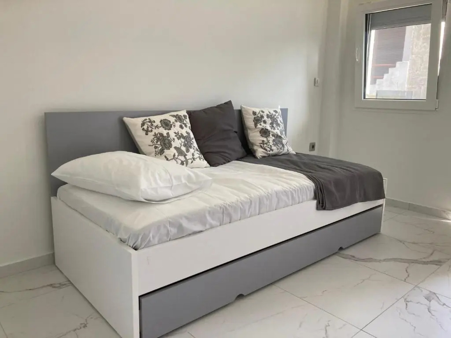 Luka 1 Aparts Polichrono