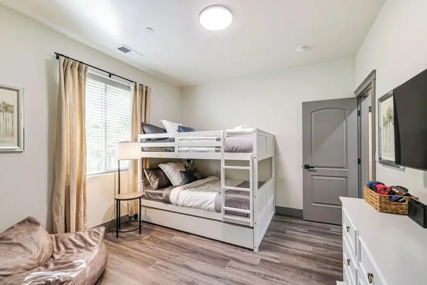 Game Room & Patio: Picturesque Home in Sonora