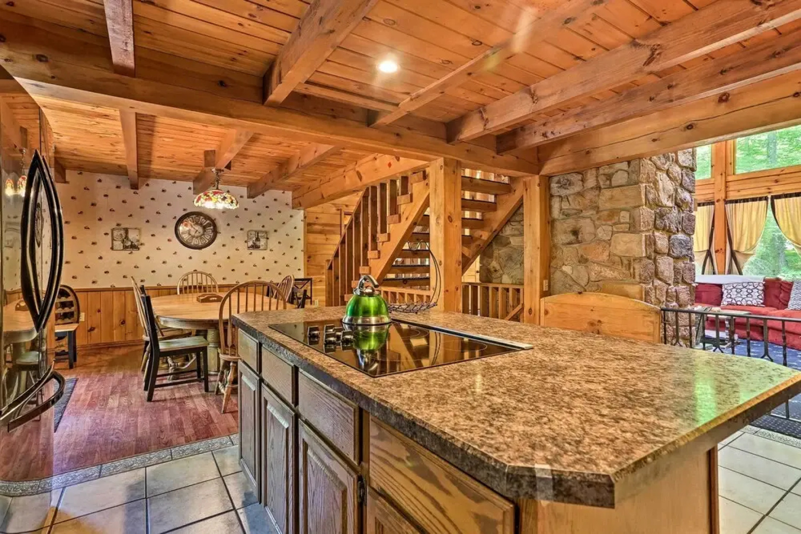 Spacious Cabin, 1 Block to Locust Lake Beach!