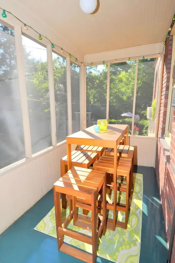 Aunt Beas Bungalow - Right in Town!