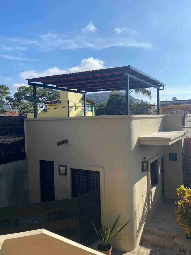 Renovated 1 Bdrm Guest House -walk to Everything -bikes -gym - Pickleball Court