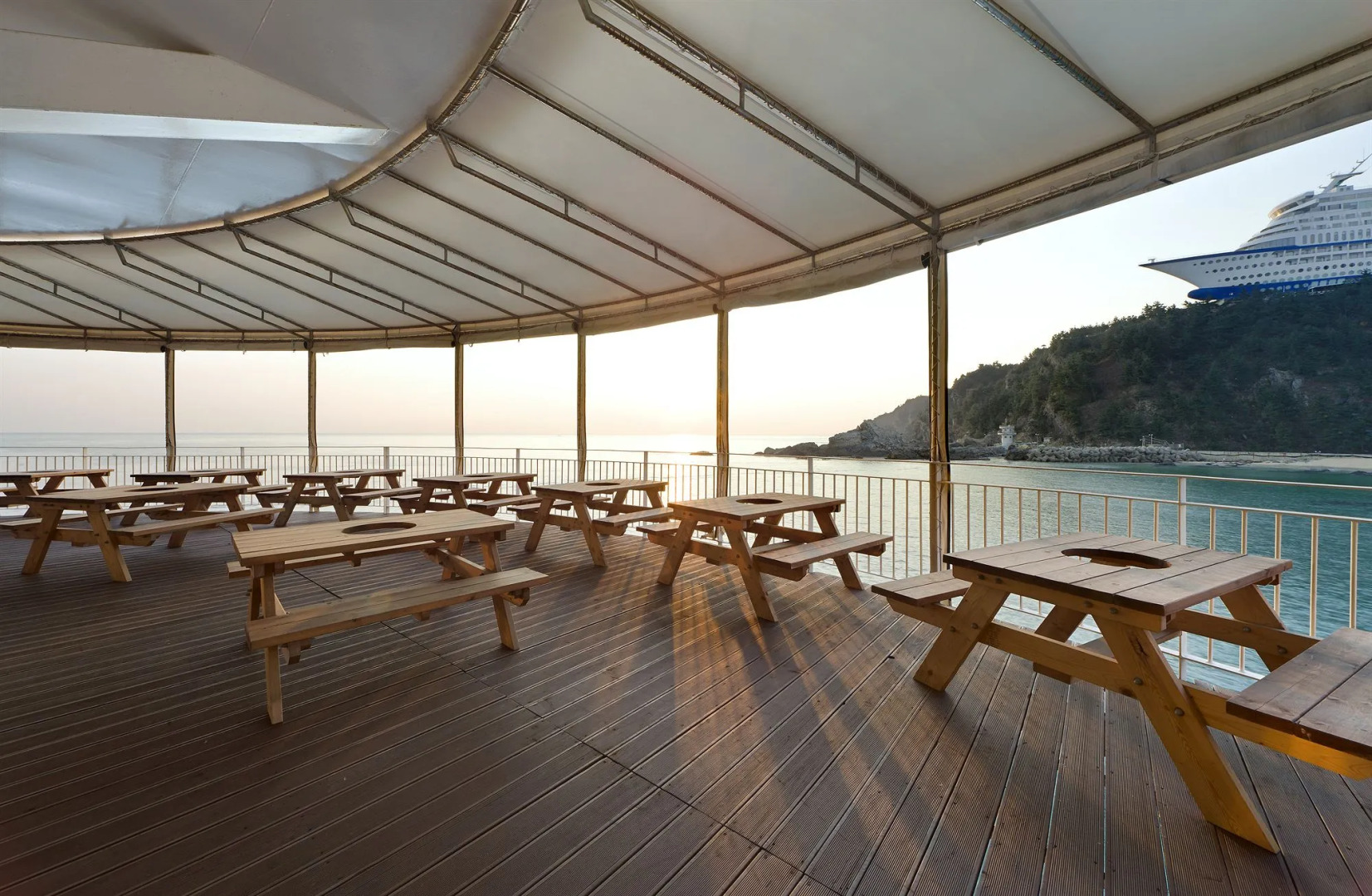 Sun Cruise Resort and Yacht