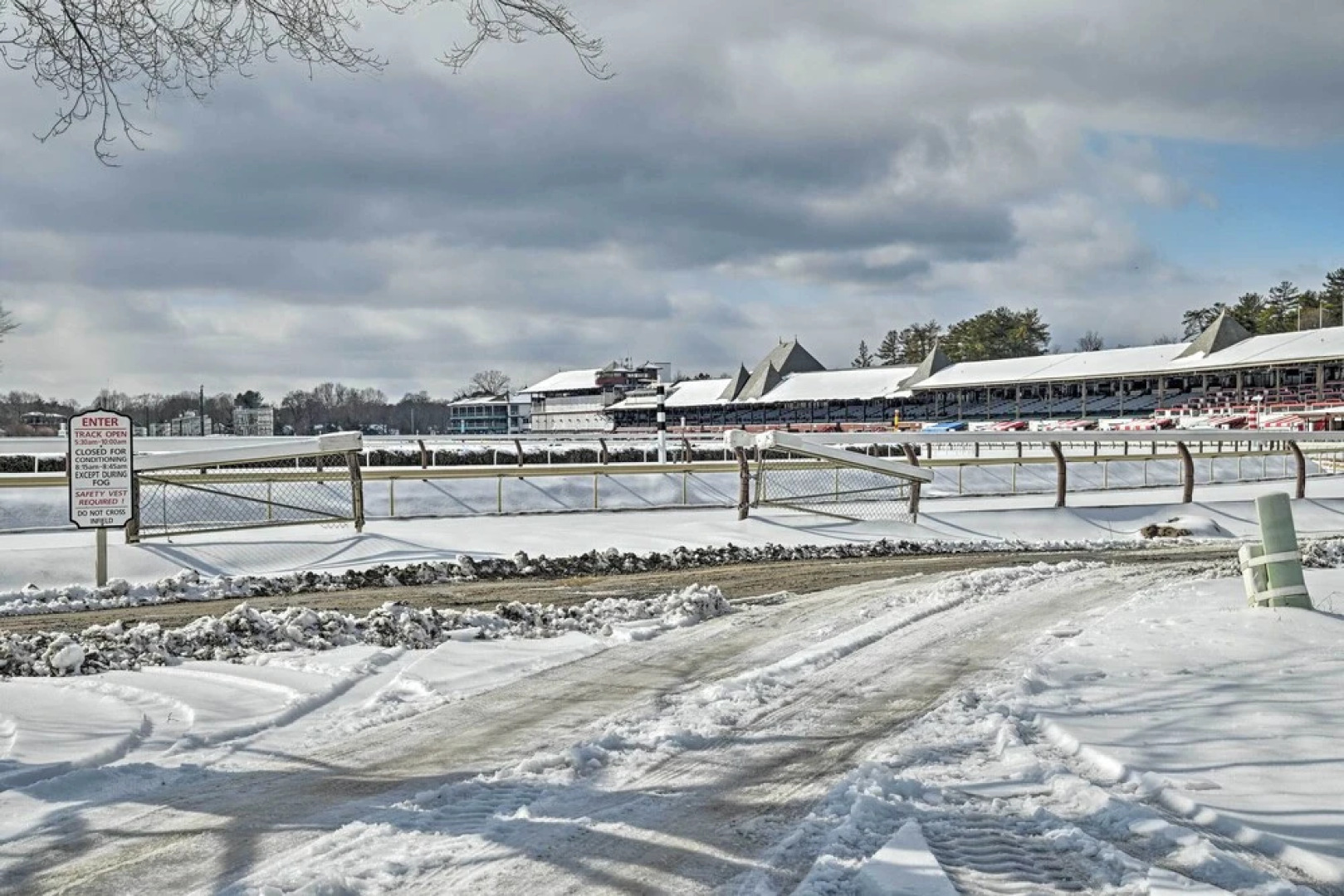 Modern Apartment: Near Hiking & Race Course