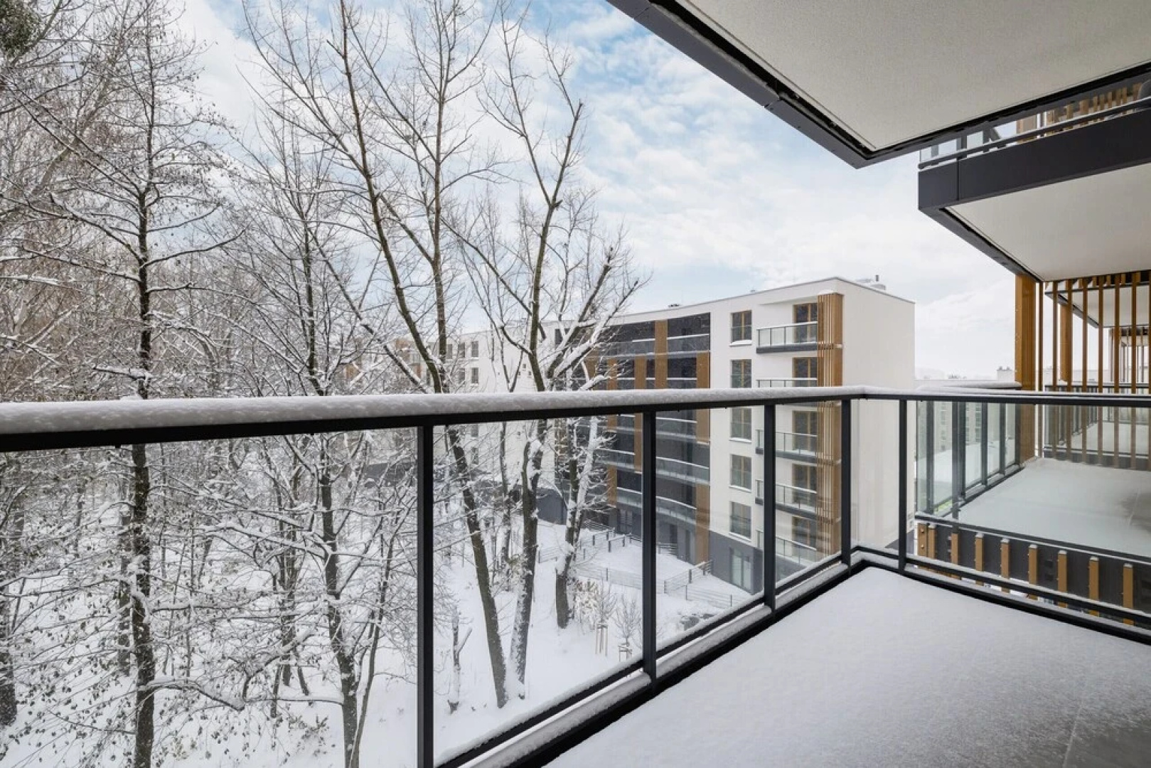 Apartament Otoczony Zielenią by Renters