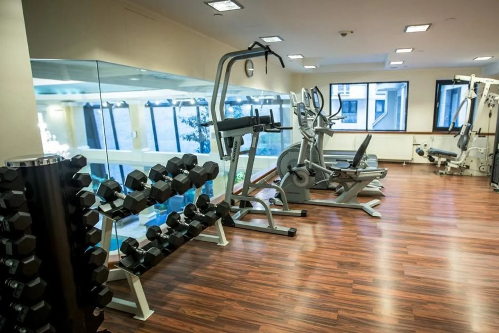 Queen's Court Hotel & Residence