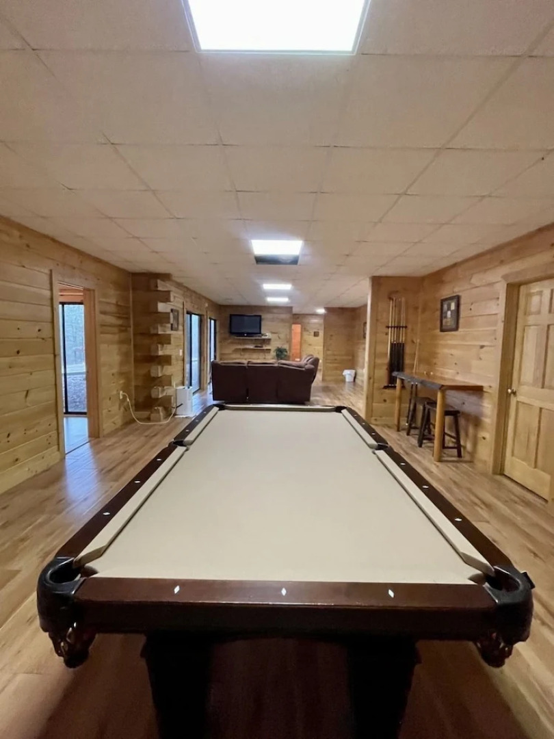 A true log cabin with 360 degree mountain views - Pet and Motorcycle friendly! 5 Bedroom Cabin by RedAwning