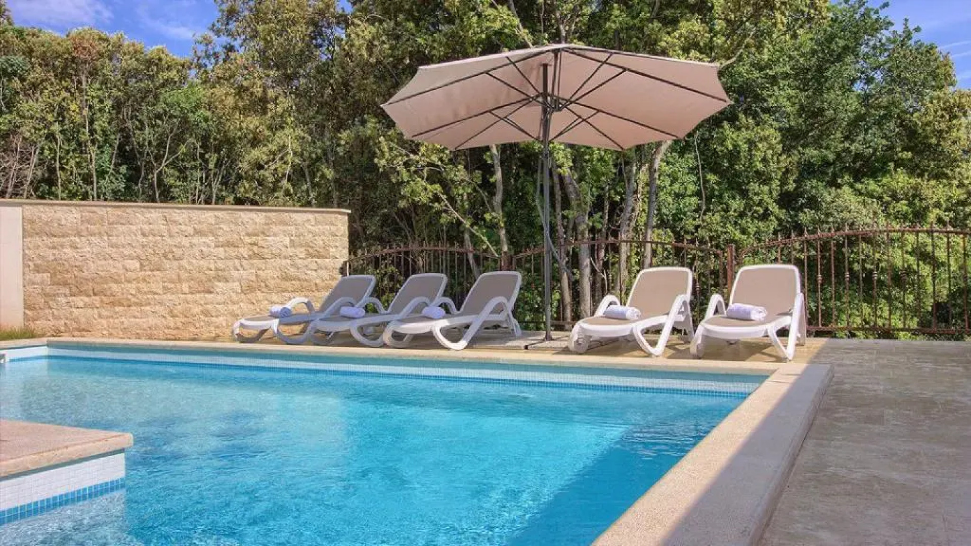 Luxury Vila compelx Aurora-Mar with 2 pools and 8 bedrooms, 200m from the beach