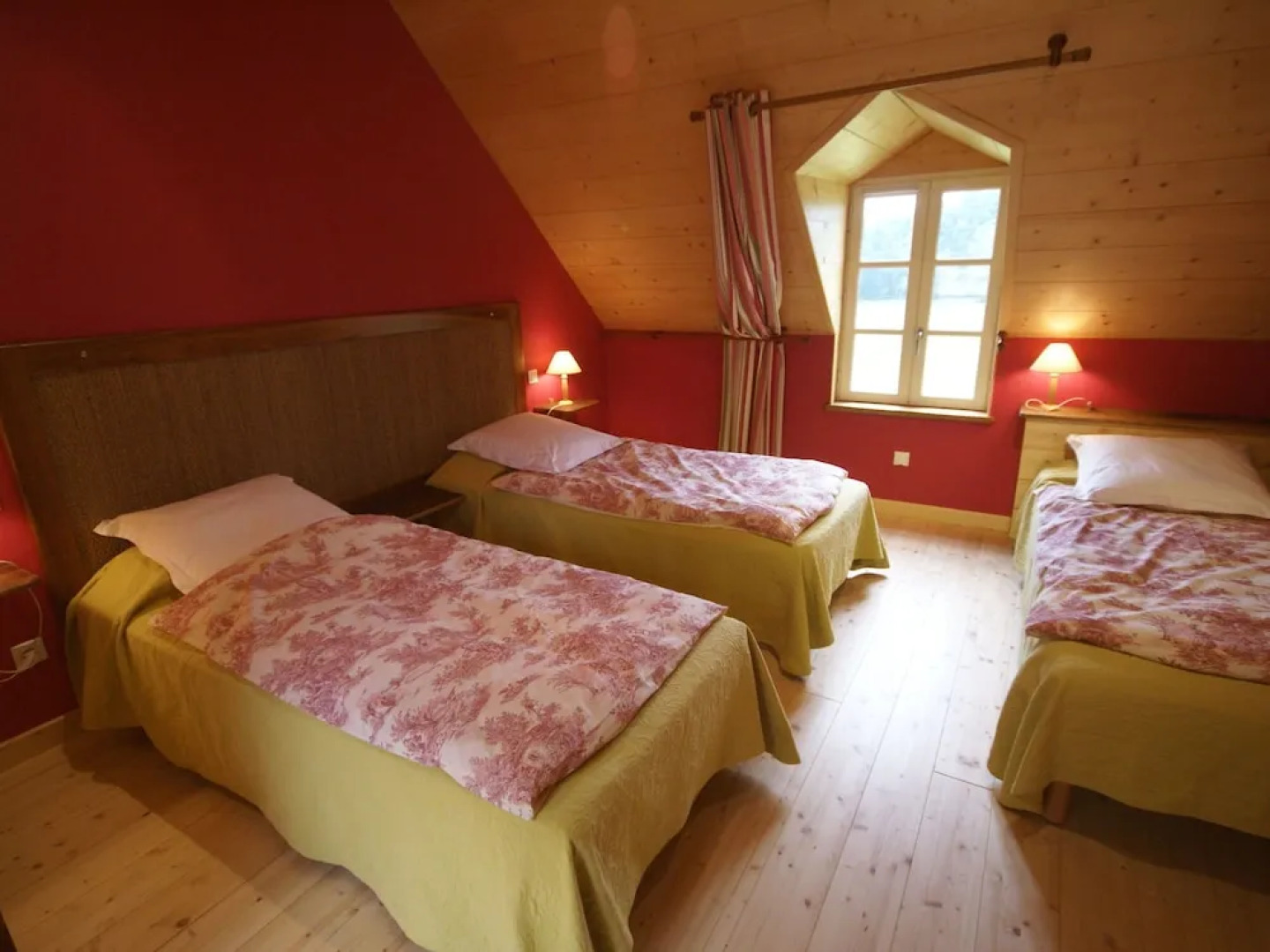 Fine Holiday Home in the Surroundings of Vitry-aux-loges Near Large Swimming Lake