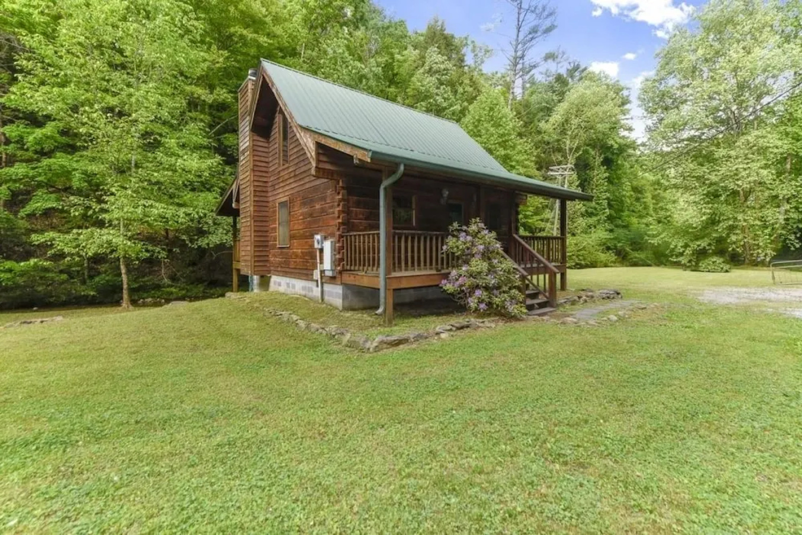 Whisper Creek 2 Bedroom Cabin by RedAwning