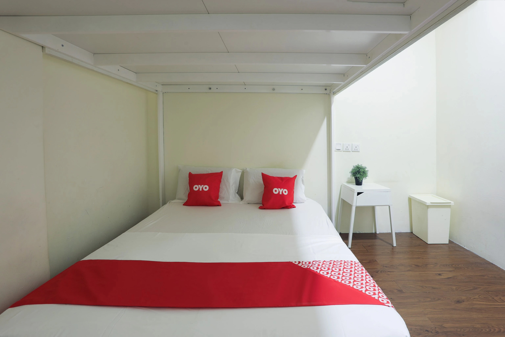 SPOT ON 90236 Zigzag Travellers Home - Hostel