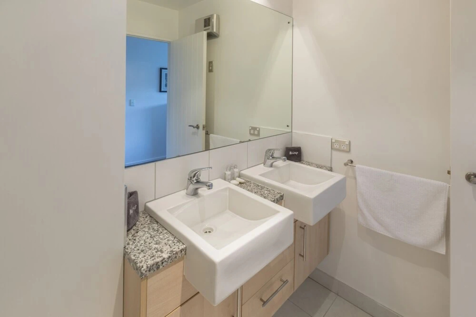 Toodle's Super Six in Wanaka w Mountain Views