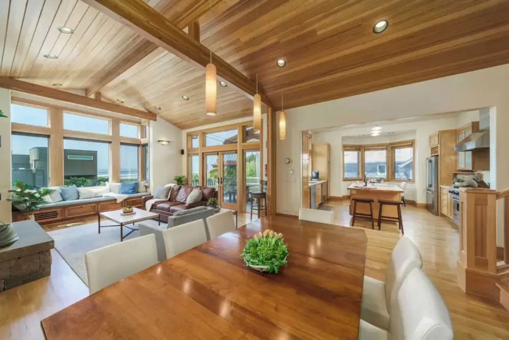 The Castle Rock Estate by Avantstay Steps From Arch Cape Beach w/ Hot Tub & Sauna