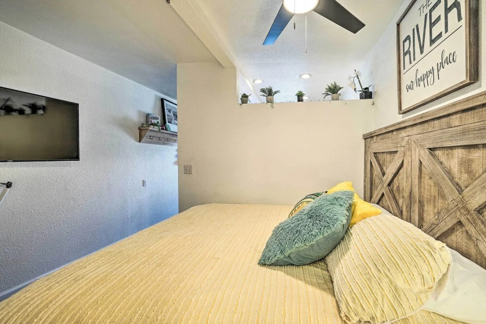 Parker Studio Nestled on the Colorado River!