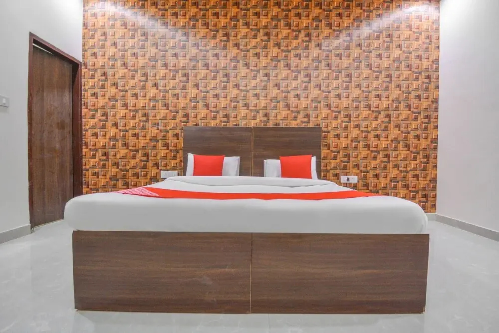 OYO 49906 Hotel Discovery Inn