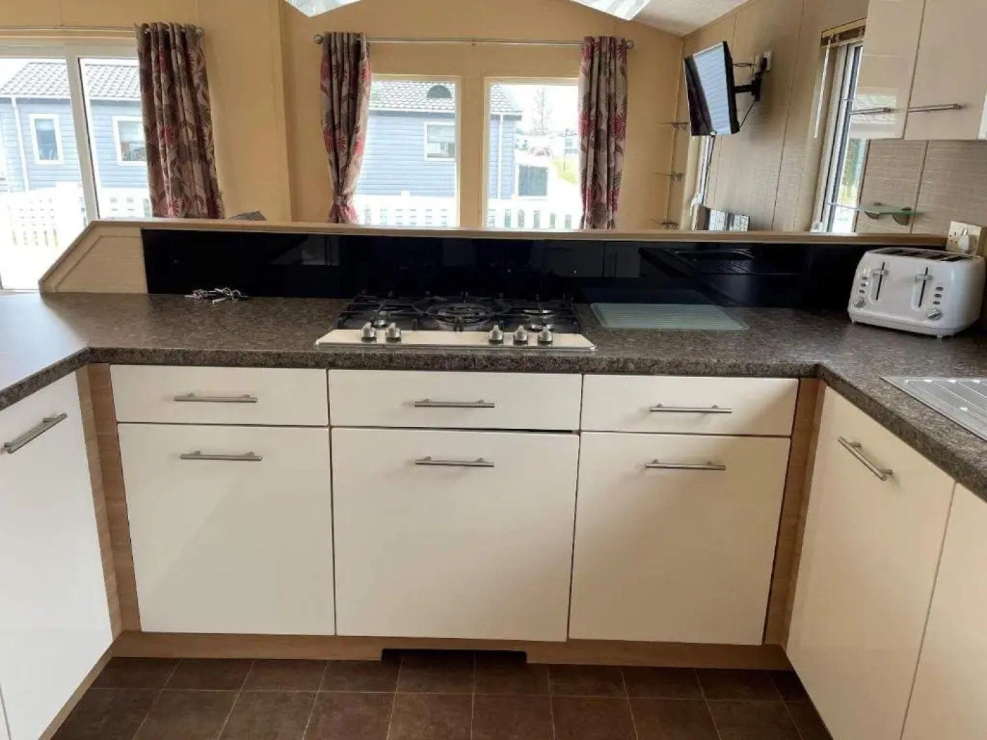 Pevensey Bay Holiday Park Corner Lodge With Own Garden 3 Bedrooms 2 Bathrooms Beach 5 Minutes Walk