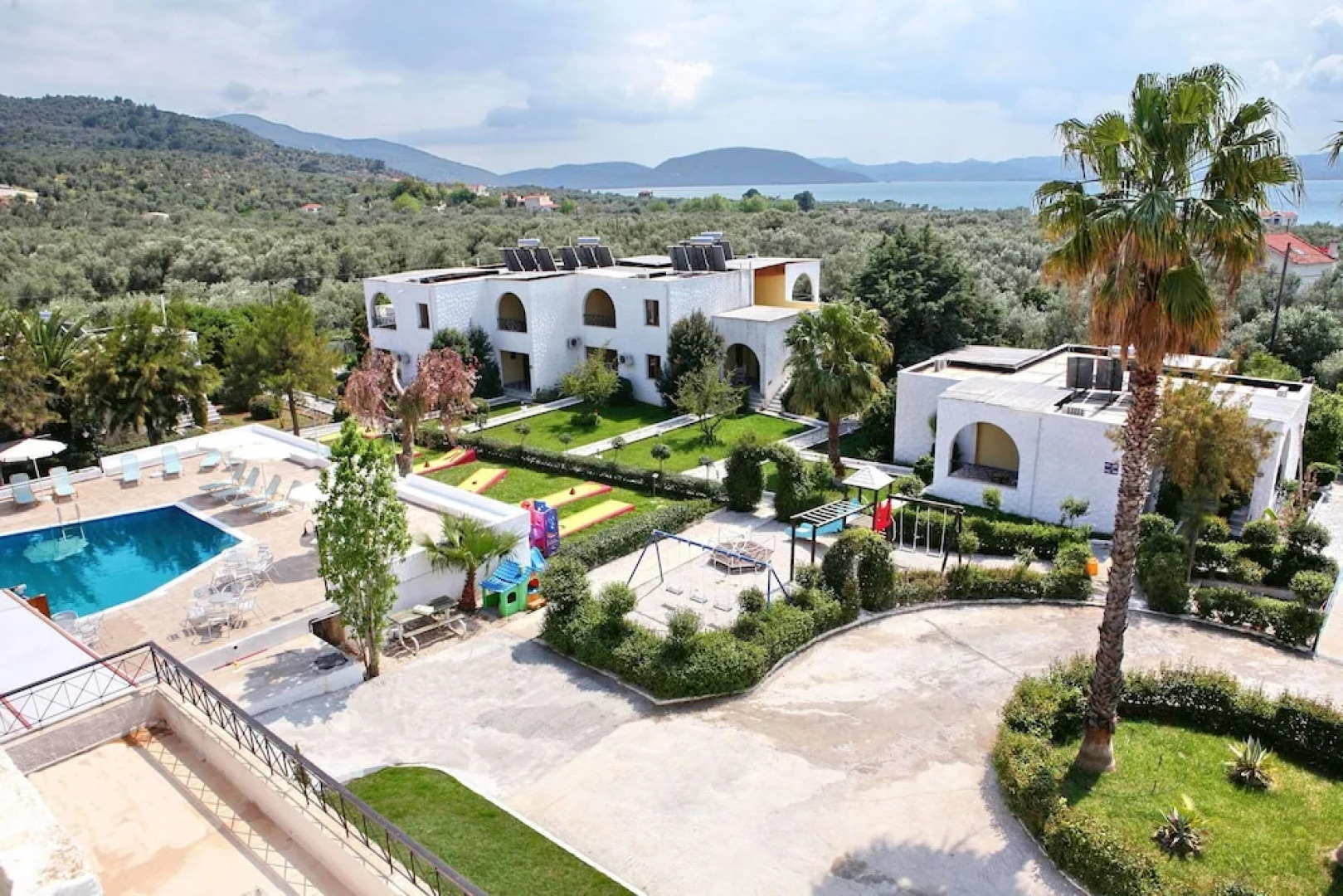 Silver Bay Hotel & Bungalows