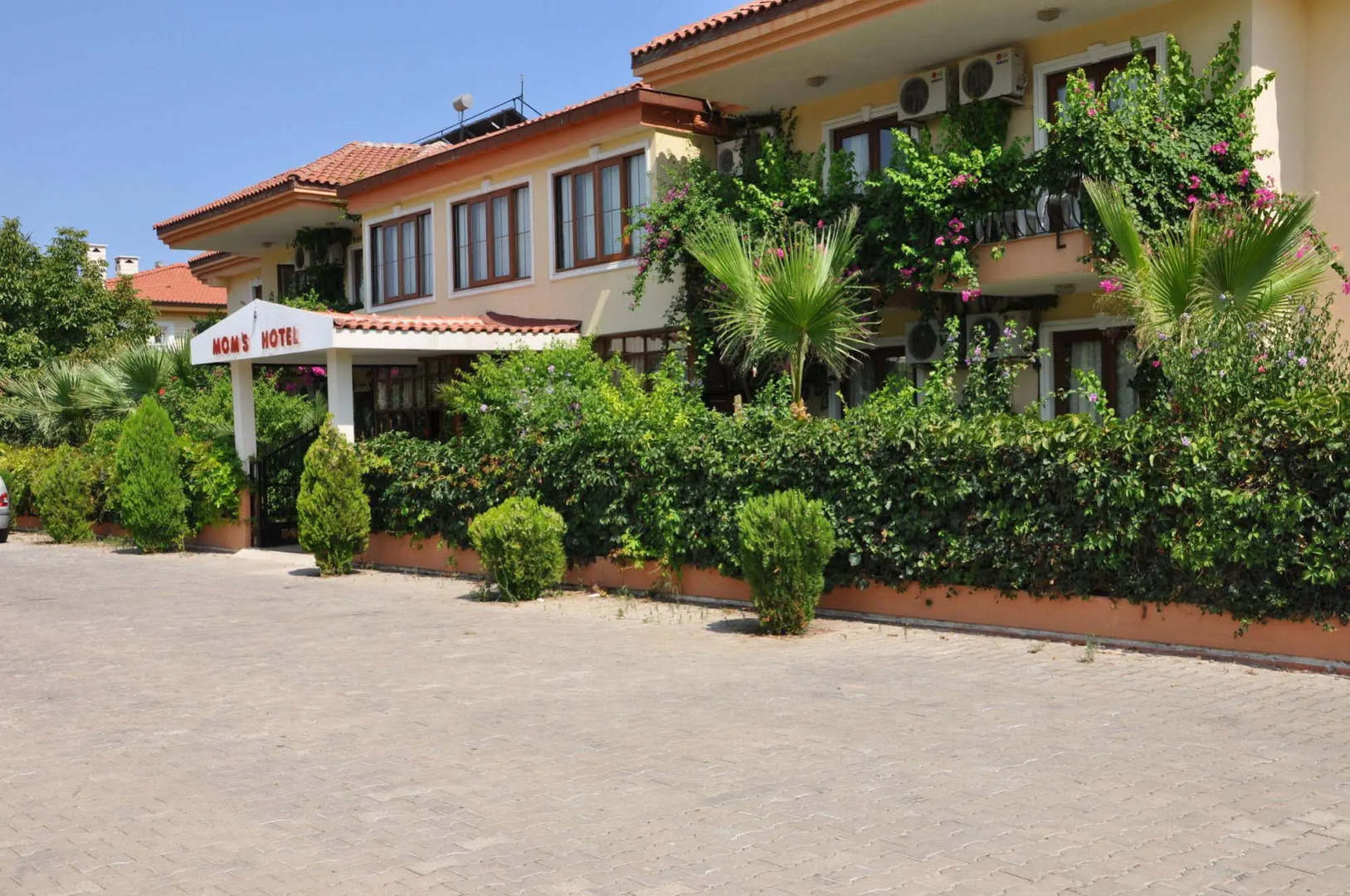 Moms Hotel