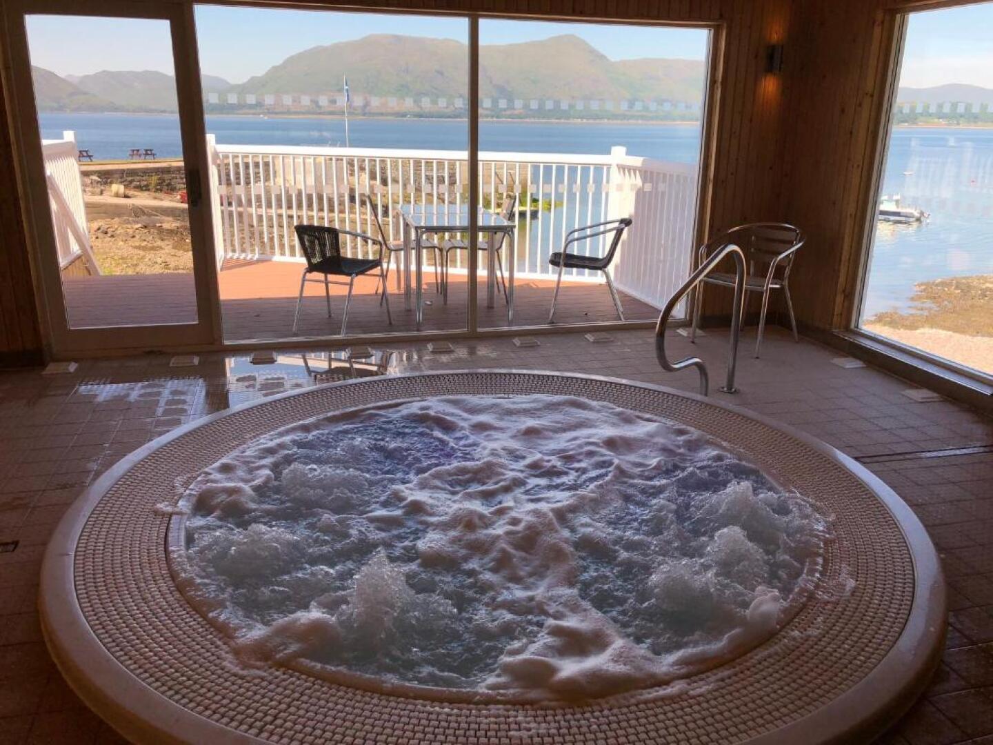 Holly Tree Hotel, Swimming Pool & Hot Tub