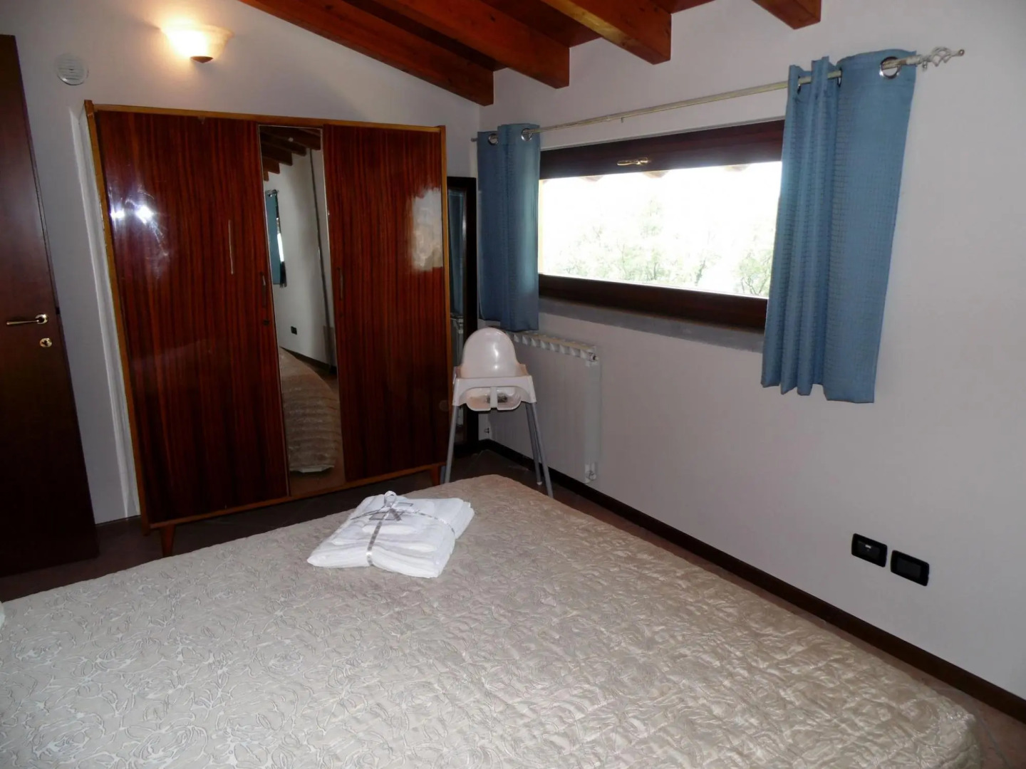 Apartment in 2-floor villa with swimming pool, equipped garden and lake view