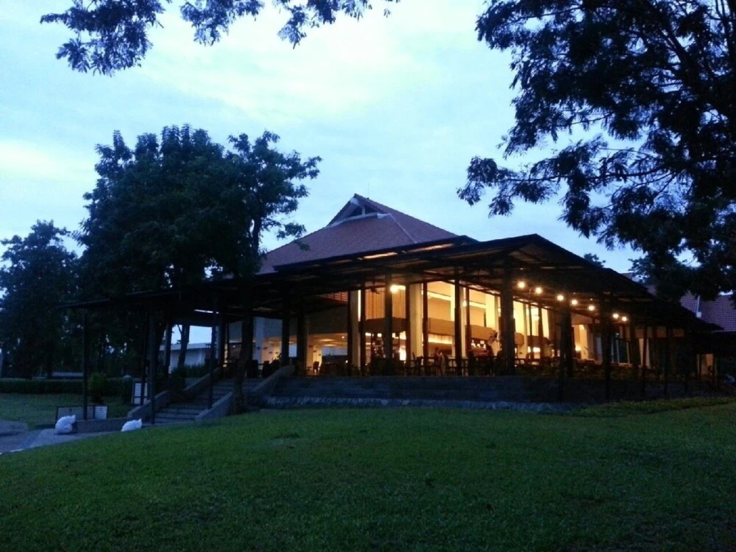 Lakeside Chalet by Mida